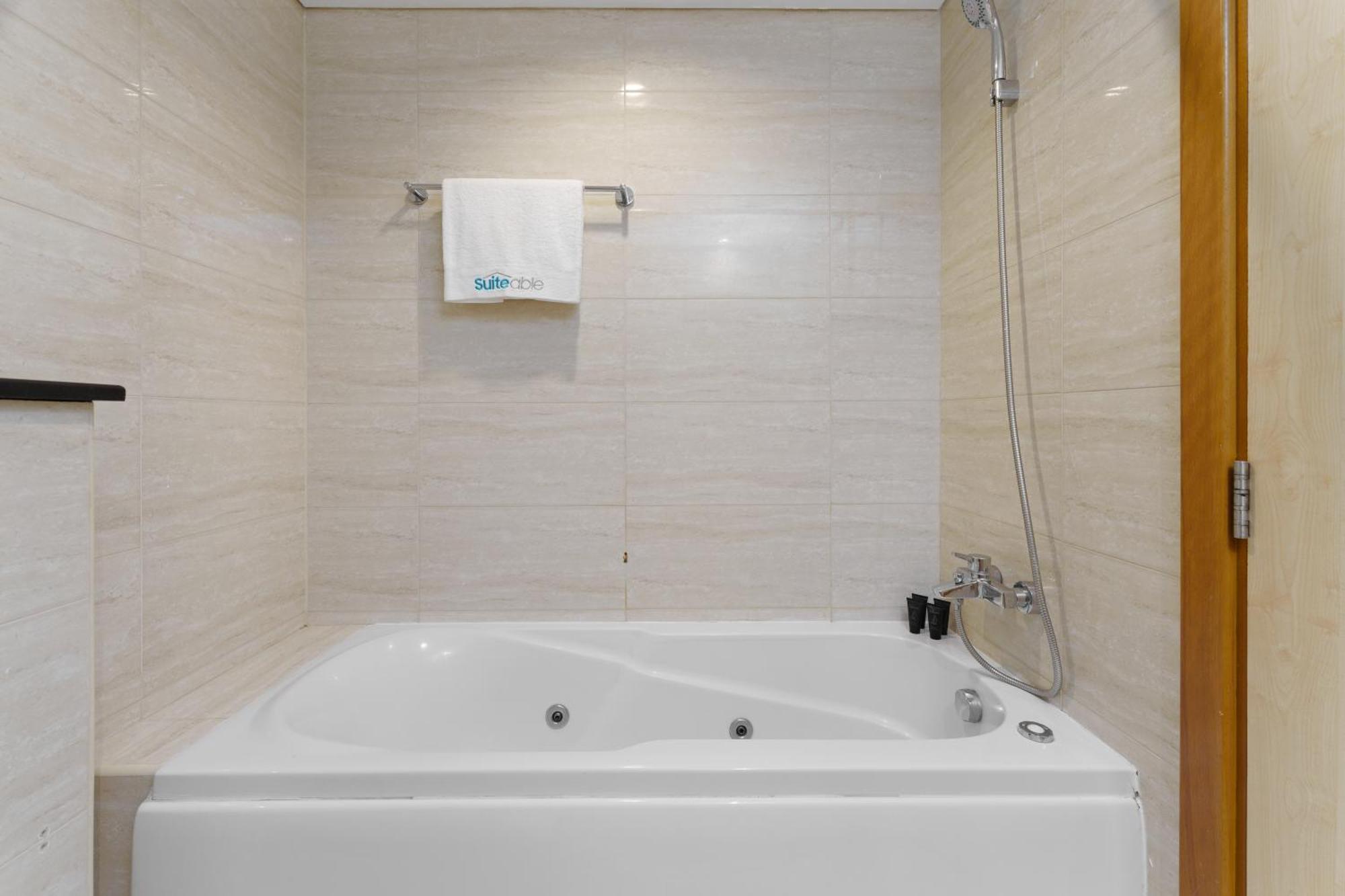 Heavenly Spacious 2 Bedroom With Stunning View